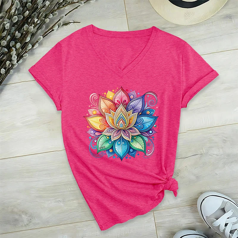 Olivenorma Damen-T-Shirt mit lebendigem Regenbogen-Mandala-Lotus-Boho-Grafikmuster und V-Ausschnitt