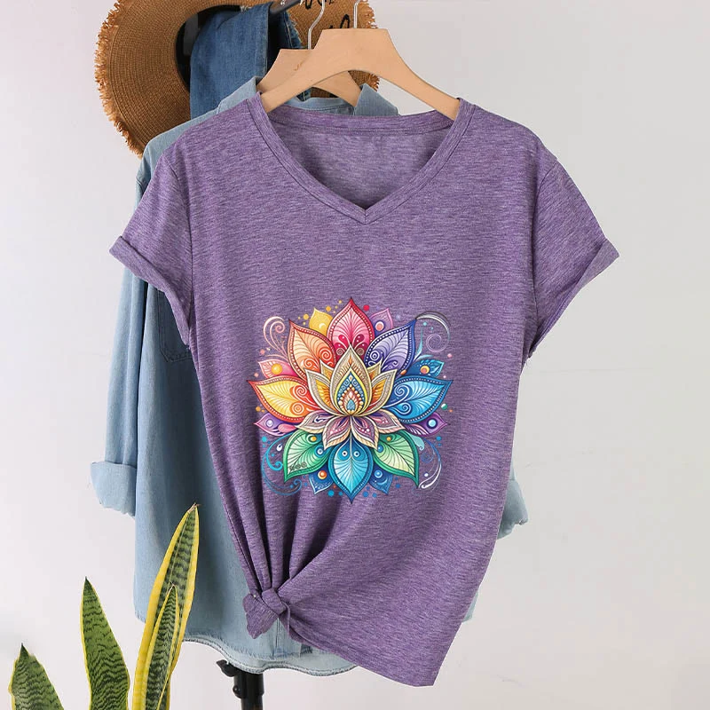 Olivenorma Damen-T-Shirt mit lebendigem Regenbogen-Mandala-Lotus-Boho-Grafikmuster und V-Ausschnitt