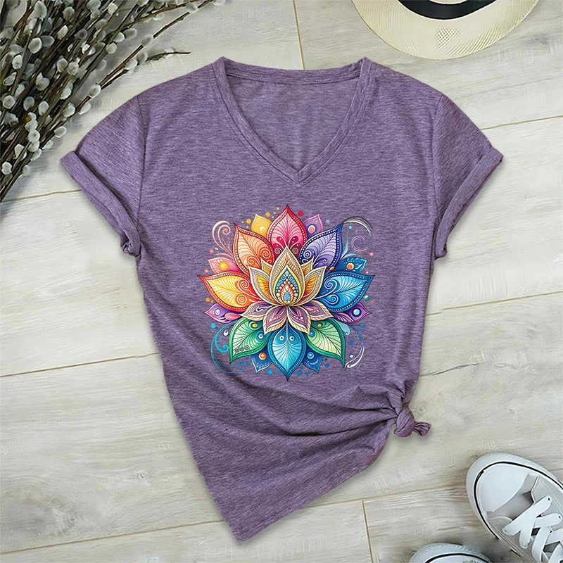 Olivenorma Damen-T-Shirt mit lebendigem Regenbogen-Mandala-Lotus-Boho-Grafikmuster und V-Ausschnitt