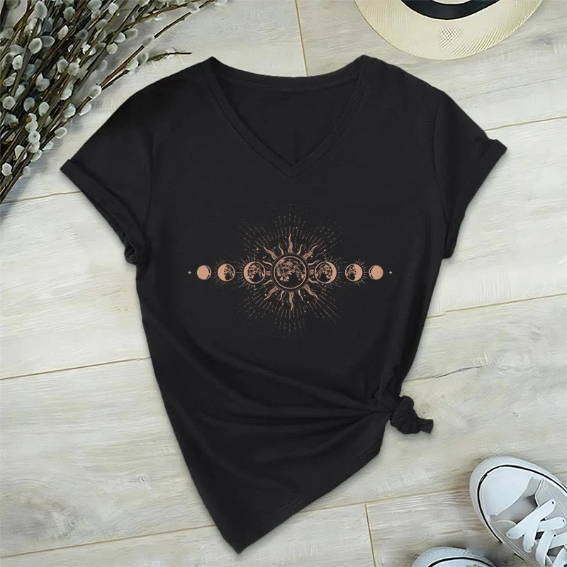 Olivenorma Boho Damen-T-Shirt mit Sonnen- und Mondphasenmotiv und V-Ausschnitt
