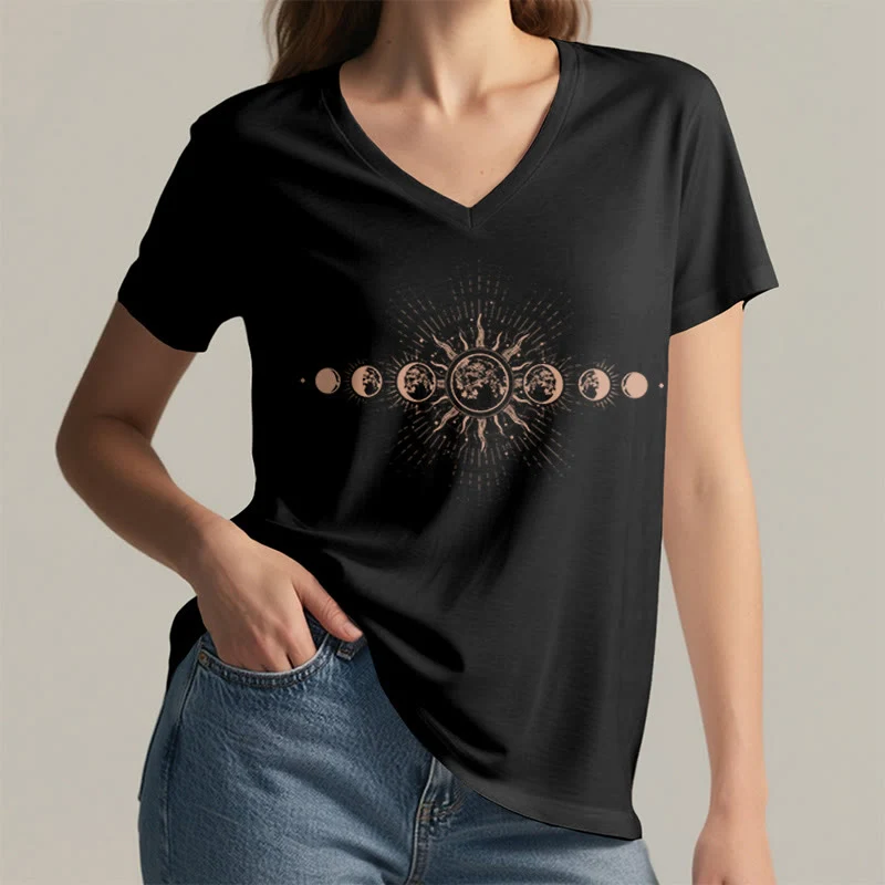 Olivenorma Boho Damen-T-Shirt mit Sonnen- und Mondphasenmotiv und V-Ausschnitt