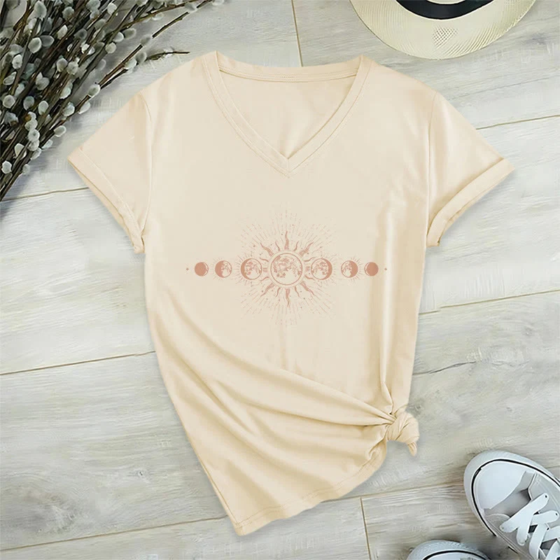 Olivenorma Boho Damen-T-Shirt mit Sonnen- und Mondphasenmotiv und V-Ausschnitt