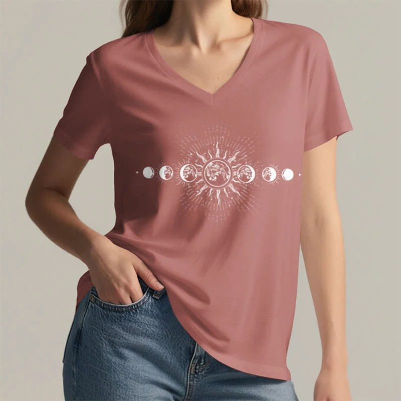 Olivenorma Boho Damen-T-Shirt mit Sonnen- und Mondphasenmotiv und V-Ausschnitt