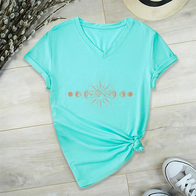 Olivenorma Boho Damen-T-Shirt mit Sonnen- und Mondphasenmotiv und V-Ausschnitt