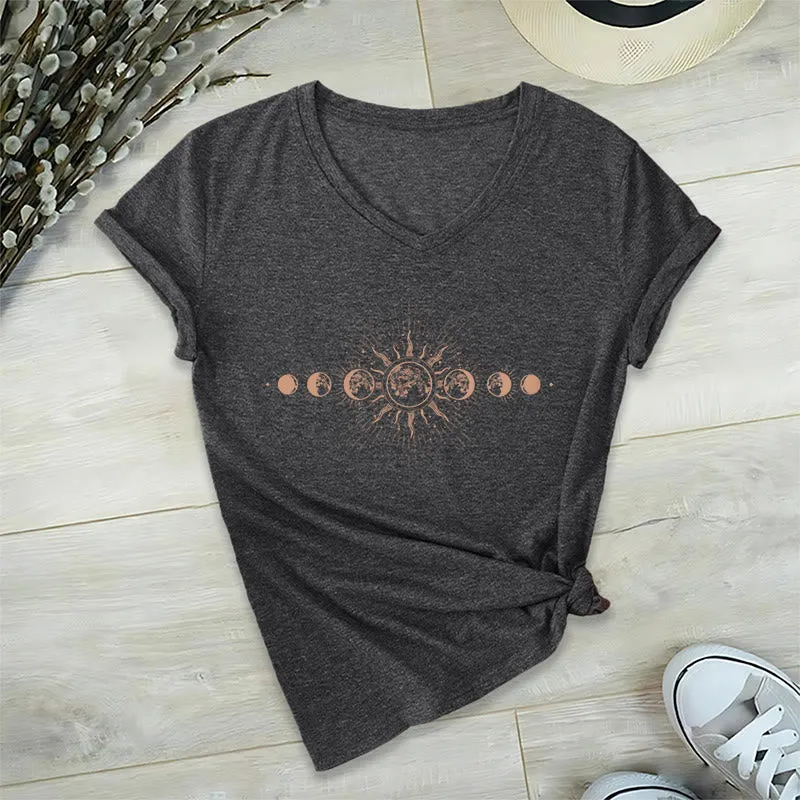 Olivenorma Boho Damen-T-Shirt mit Sonnen- und Mondphasenmotiv und V-Ausschnitt