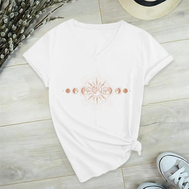 Olivenorma Boho Damen-T-Shirt mit Sonnen- und Mondphasenmotiv und V-Ausschnitt