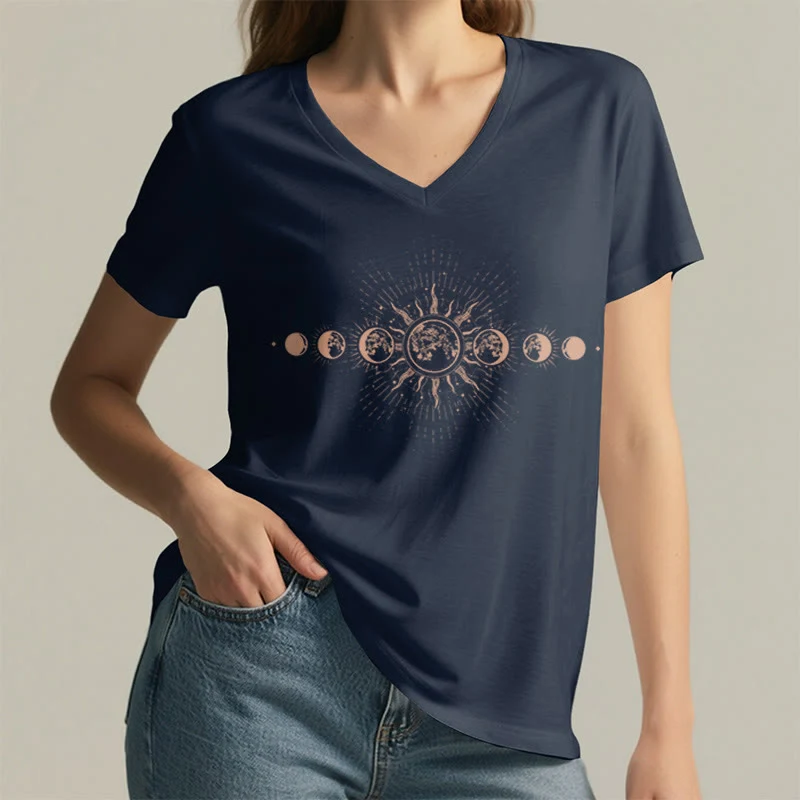 Olivenorma Boho Damen-T-Shirt mit Sonnen- und Mondphasenmotiv und V-Ausschnitt