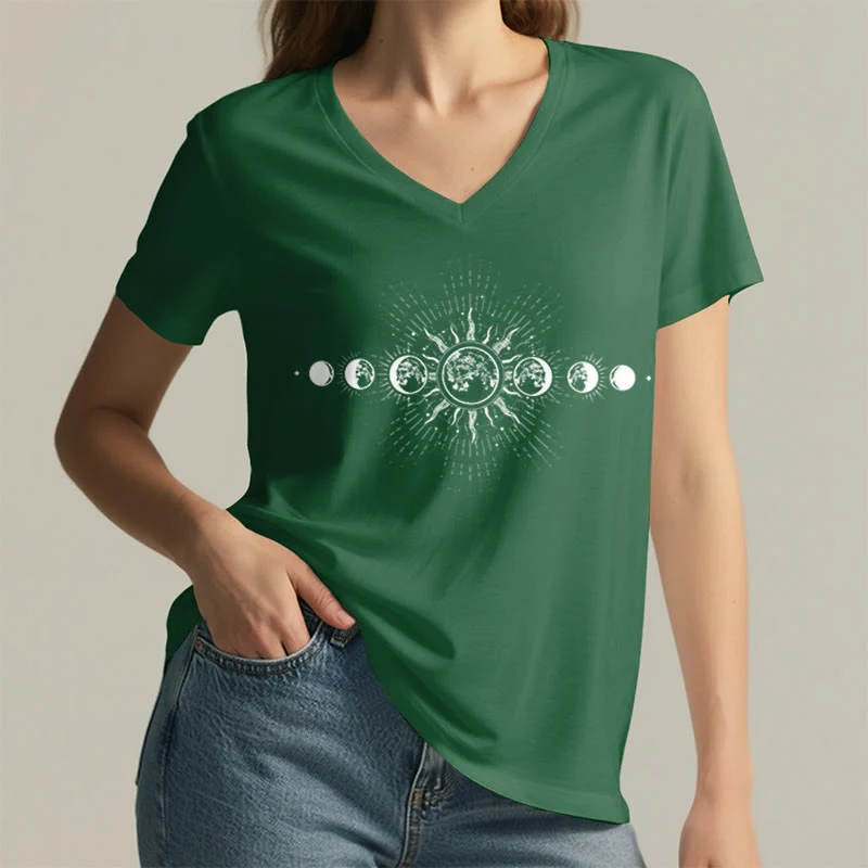 Olivenorma Boho Damen-T-Shirt mit Sonnen- und Mondphasenmotiv und V-Ausschnitt