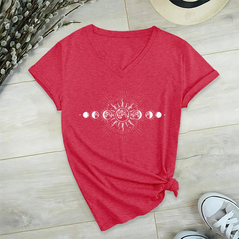 Olivenorma Boho Damen-T-Shirt mit Sonnen- und Mondphasenmotiv und V-Ausschnitt
