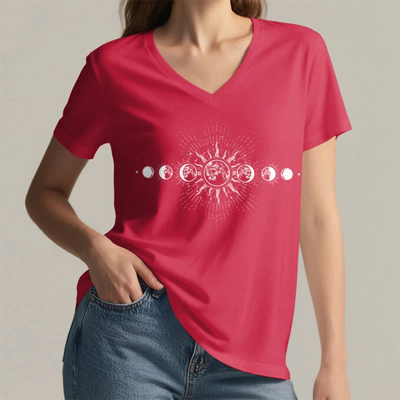 Olivenorma Boho Damen-T-Shirt mit Sonnen- und Mondphasenmotiv und V-Ausschnitt