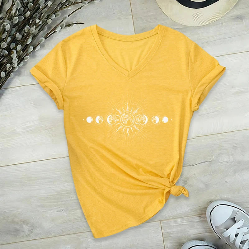 Olivenorma Boho Damen-T-Shirt mit Sonnen- und Mondphasenmotiv und V-Ausschnitt