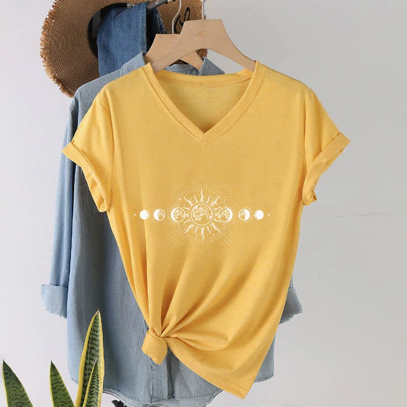 Olivenorma Boho Damen-T-Shirt mit Sonnen- und Mondphasenmotiv und V-Ausschnitt