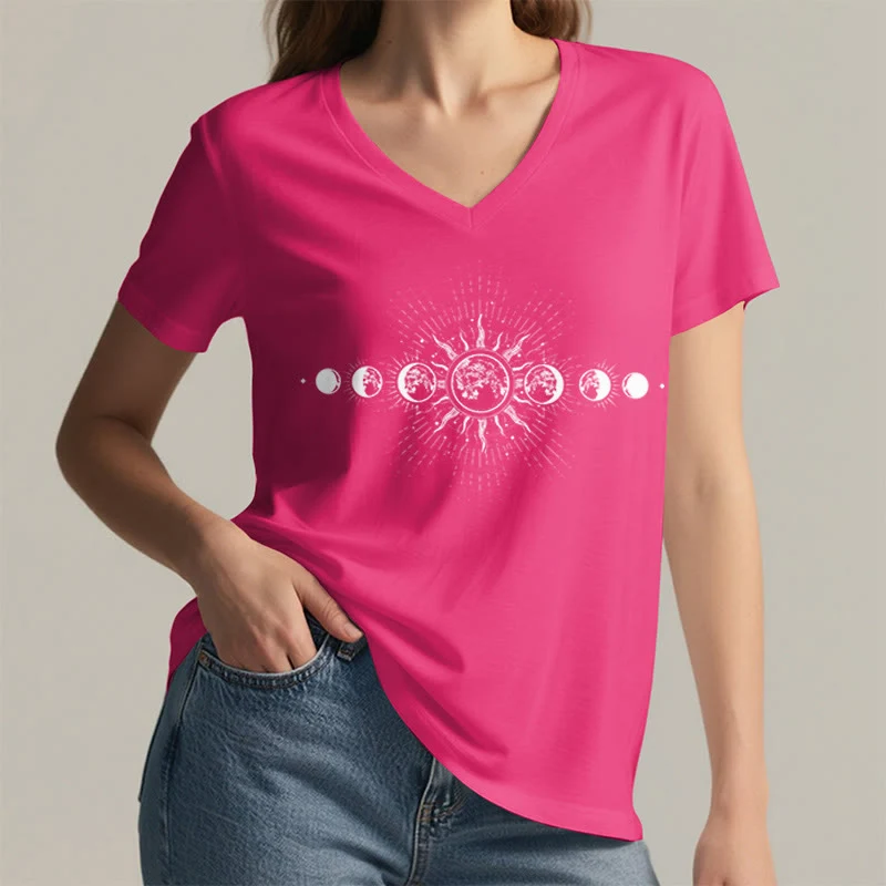 Olivenorma Boho Damen-T-Shirt mit Sonnen- und Mondphasenmotiv und V-Ausschnitt