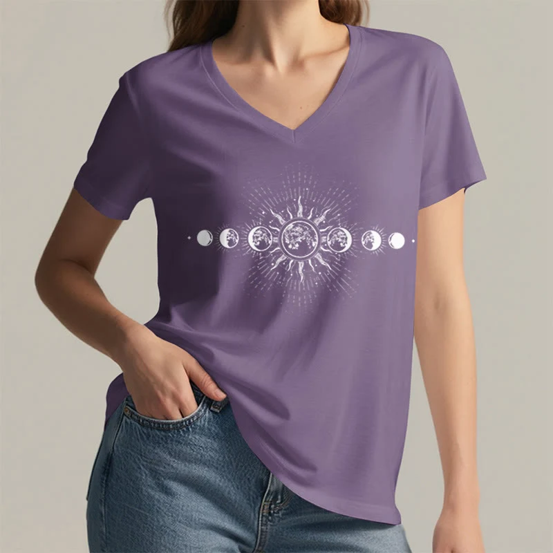 Olivenorma Boho Damen-T-Shirt mit Sonnen- und Mondphasenmotiv und V-Ausschnitt