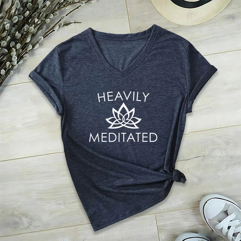 Olivenorma Damen-T-Shirt mit minimalistischem Lotusblumen-Motiv und V-Ausschnitt