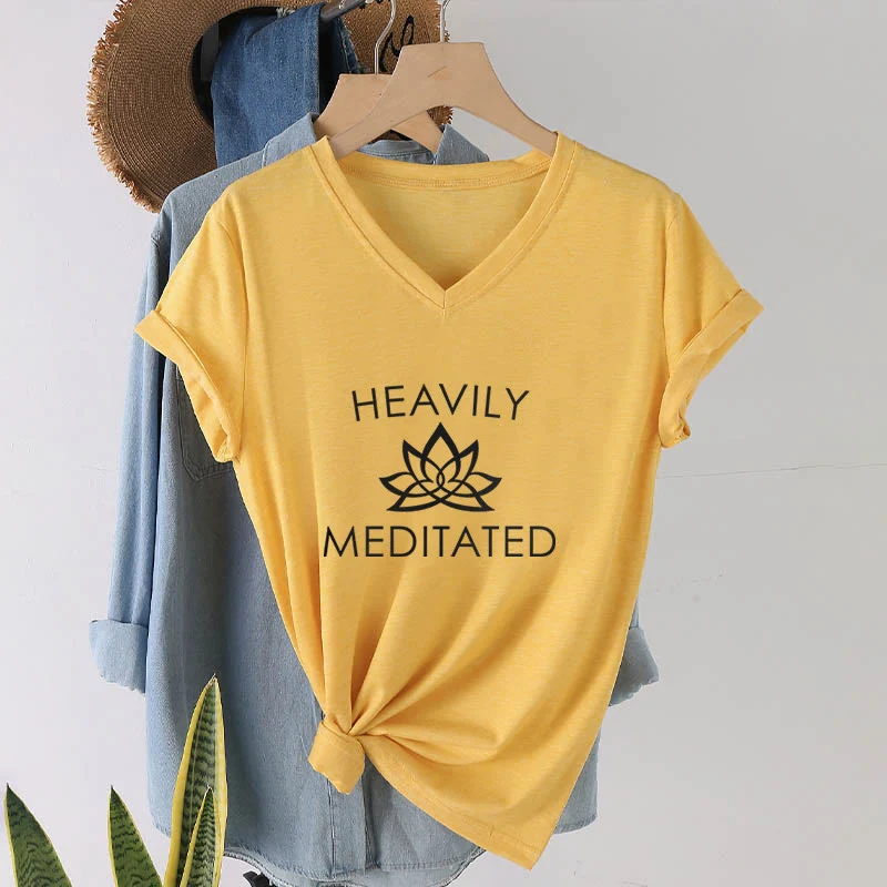 Olivenorma Damen-T-Shirt mit minimalistischem Lotusblumen-Motiv und V-Ausschnitt