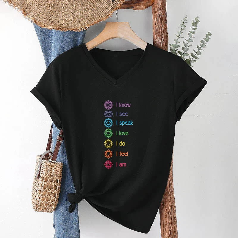 Olivenorma Damen-T-Shirt mit V-Ausschnitt und vertikaler Regenbogen-Grafik (7 Chakra Affirmation)
