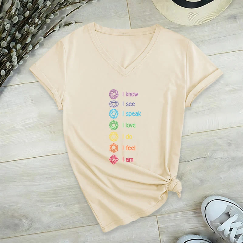 Olivenorma Damen-T-Shirt mit V-Ausschnitt und vertikaler Regenbogen-Grafik (7 Chakra Affirmation)