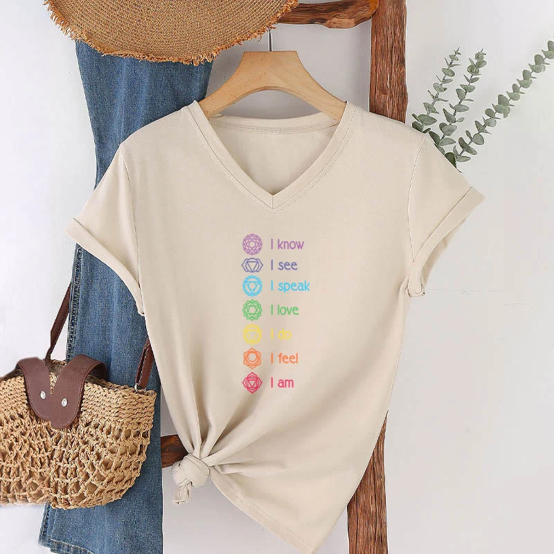 Olivenorma Damen-T-Shirt mit V-Ausschnitt und vertikaler Regenbogen-Grafik (7 Chakra Affirmation)