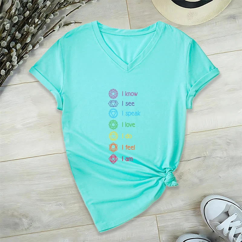 Olivenorma Damen-T-Shirt mit V-Ausschnitt und vertikaler Regenbogen-Grafik (7 Chakra Affirmation)