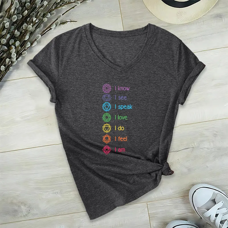 Olivenorma Damen-T-Shirt mit V-Ausschnitt und vertikaler Regenbogen-Grafik (7 Chakra Affirmation)