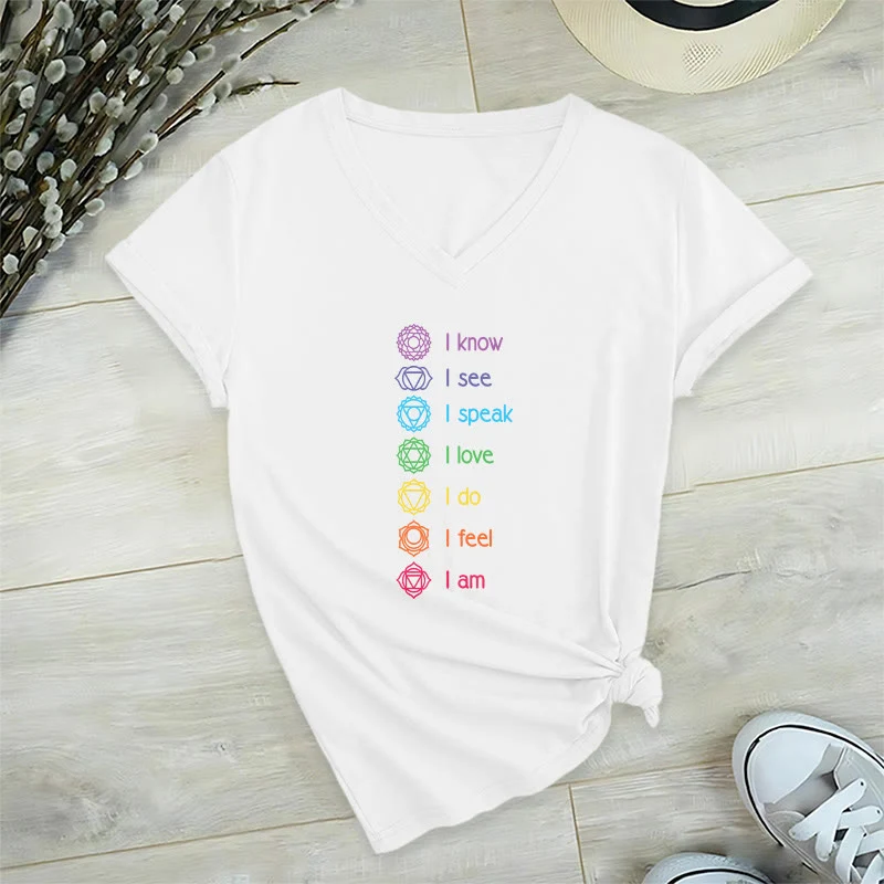 Olivenorma Damen-T-Shirt mit V-Ausschnitt und vertikaler Regenbogen-Grafik (7 Chakra Affirmation)