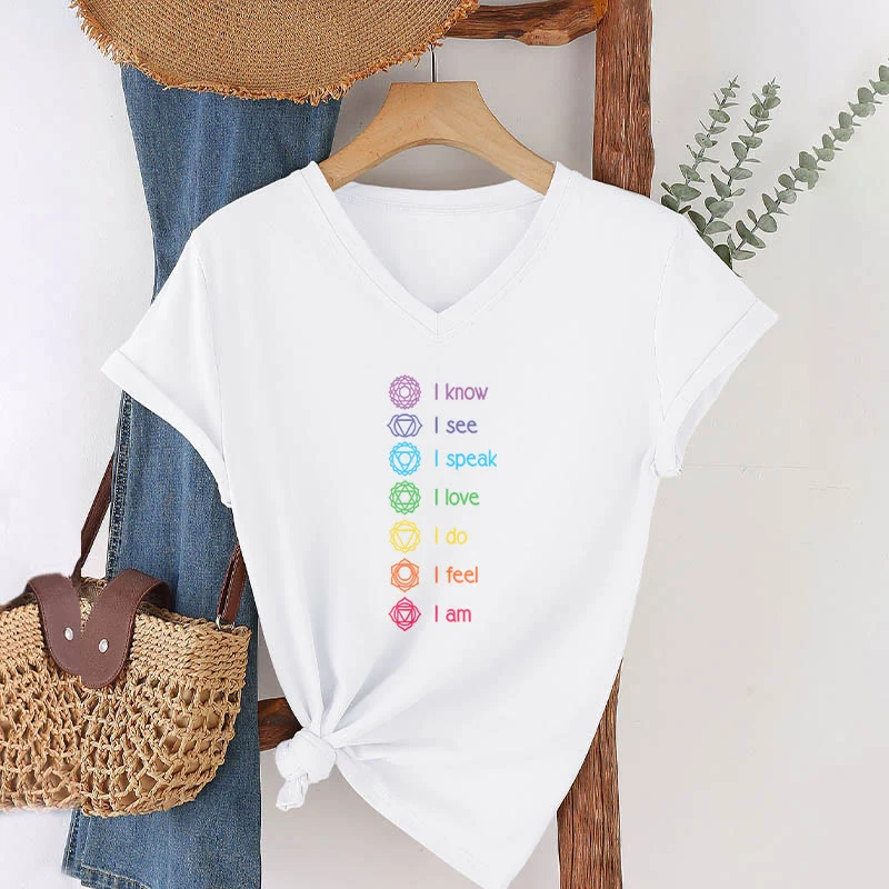 Olivenorma Damen-T-Shirt mit V-Ausschnitt und vertikaler Regenbogen-Grafik (7 Chakra Affirmation)