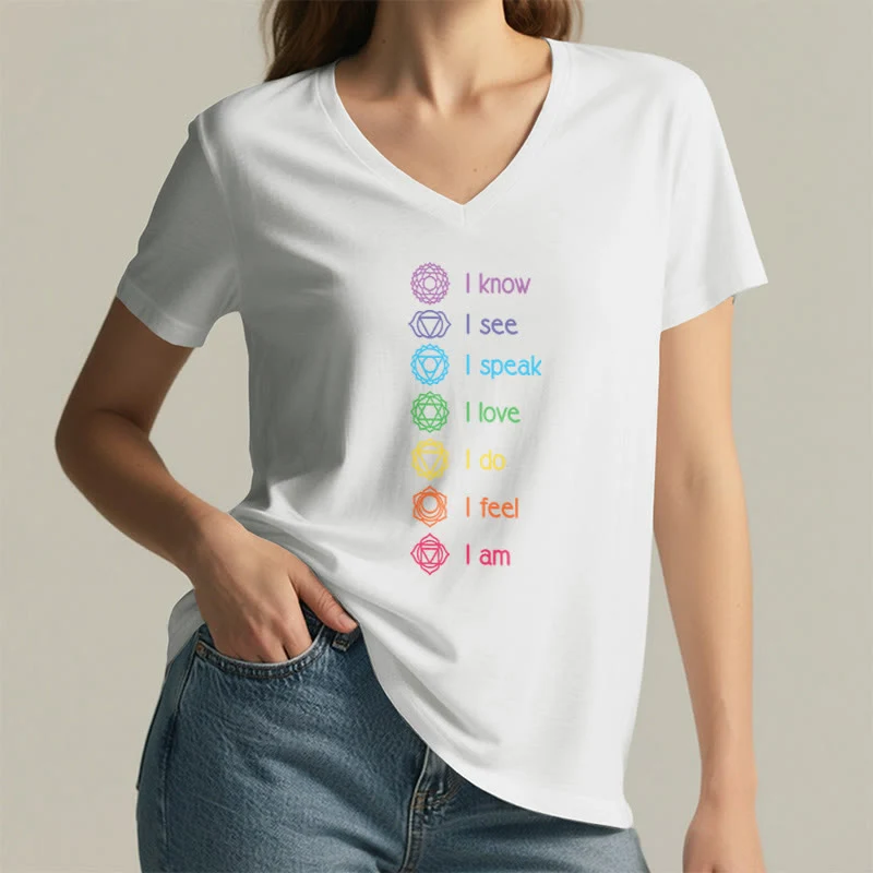 Olivenorma Damen-T-Shirt mit V-Ausschnitt und vertikaler Regenbogen-Grafik (7 Chakra Affirmation)