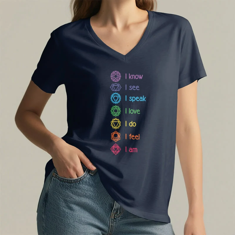 Olivenorma Damen-T-Shirt mit V-Ausschnitt und vertikaler Regenbogen-Grafik (7 Chakra Affirmation)