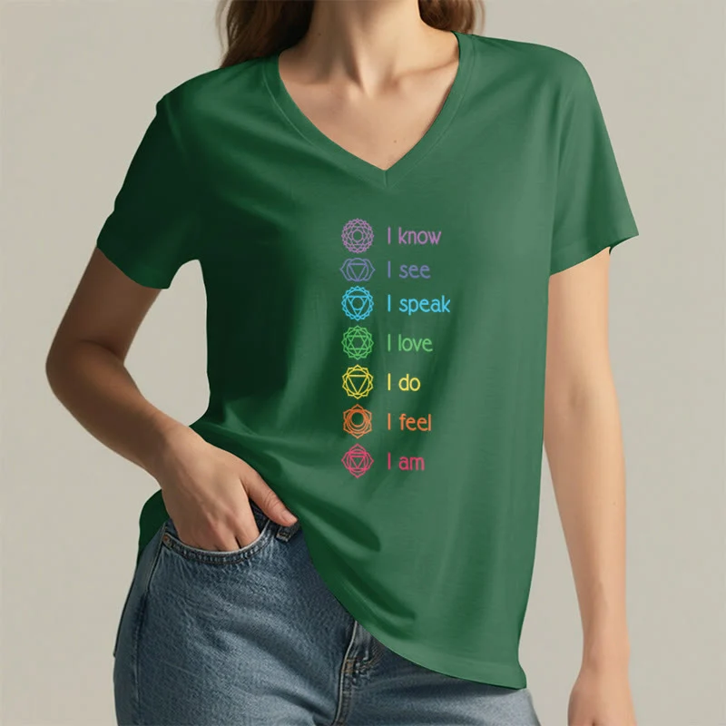 Olivenorma Damen-T-Shirt mit V-Ausschnitt und vertikaler Regenbogen-Grafik (7 Chakra Affirmation)