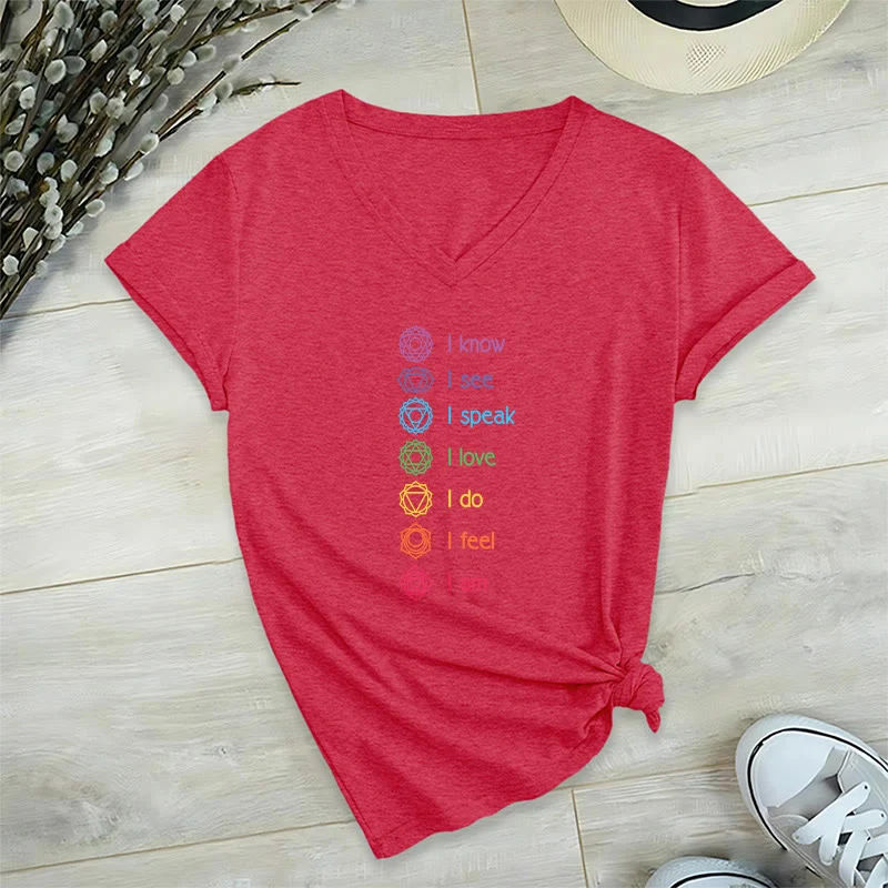 Olivenorma Damen-T-Shirt mit V-Ausschnitt und vertikaler Regenbogen-Grafik (7 Chakra Affirmation)