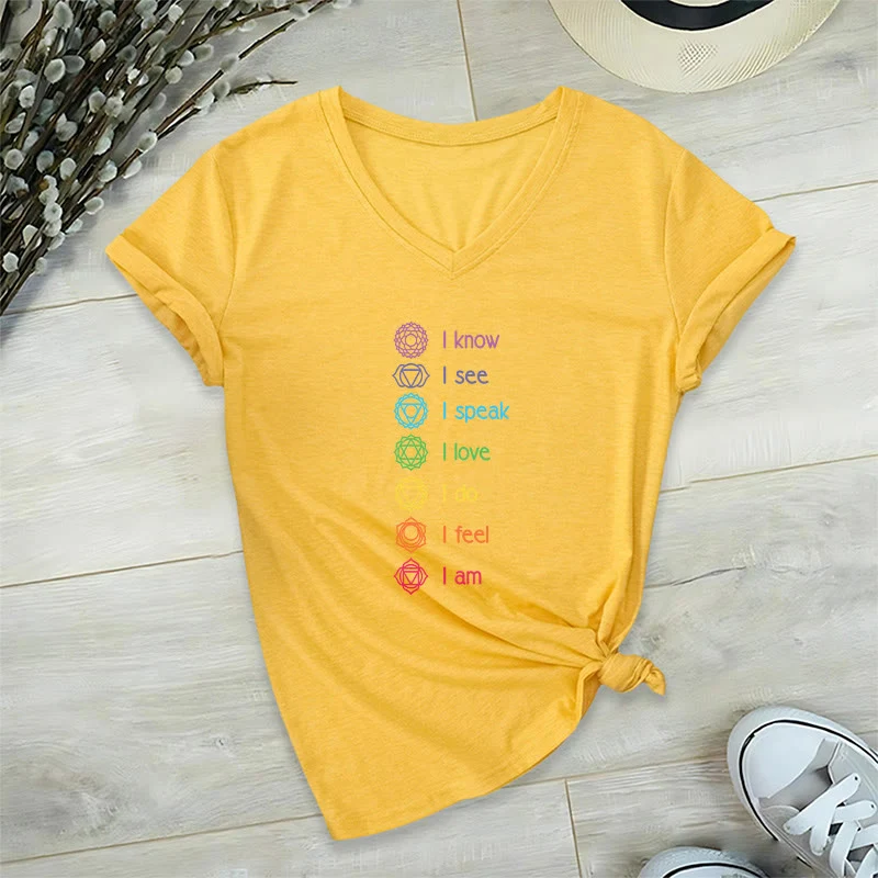 Olivenorma Damen-T-Shirt mit V-Ausschnitt und vertikaler Regenbogen-Grafik (7 Chakra Affirmation)