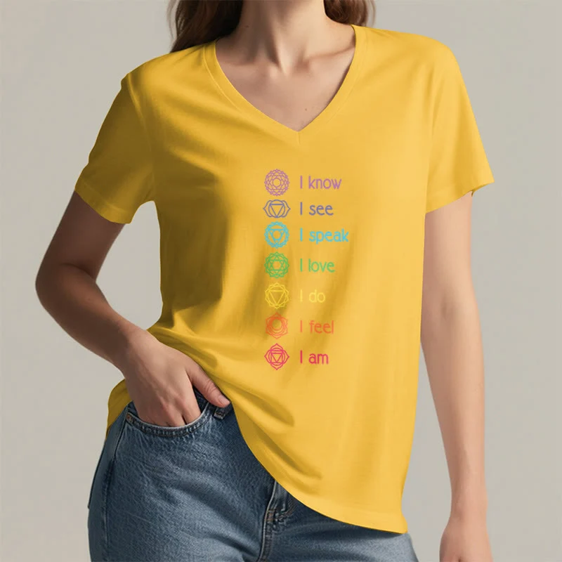 Olivenorma Damen-T-Shirt mit V-Ausschnitt und vertikaler Regenbogen-Grafik (7 Chakra Affirmation)