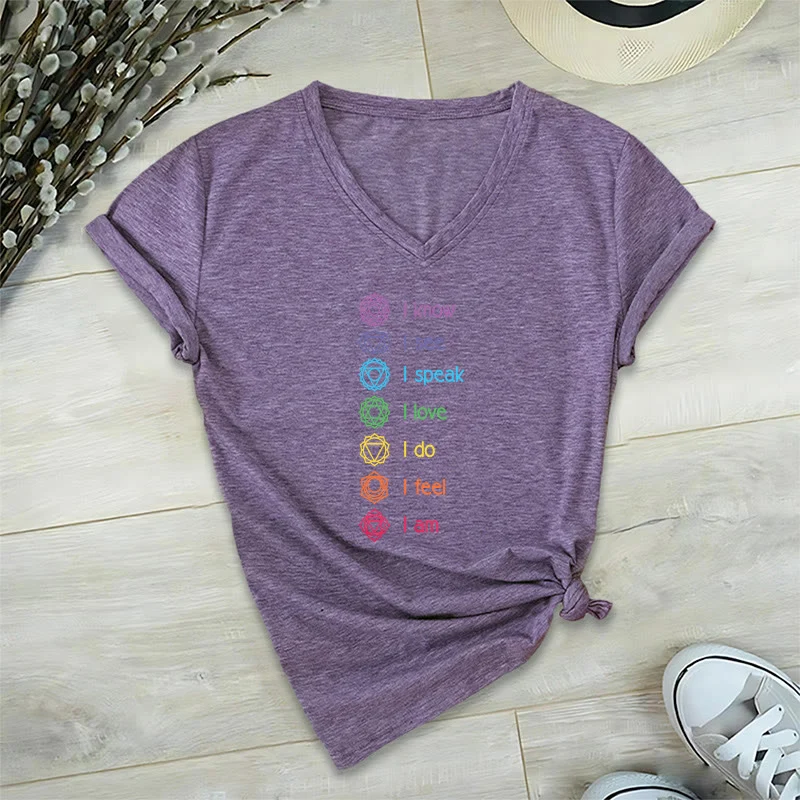 Olivenorma Damen-T-Shirt mit V-Ausschnitt und vertikaler Regenbogen-Grafik (7 Chakra Affirmation)