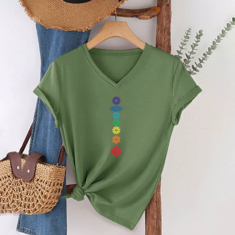 Olivenorma Vertikales Sieben-Chakra-Mandala-T-Shirt mit spiritueller Grafik, V-Ausschnitt, Damen