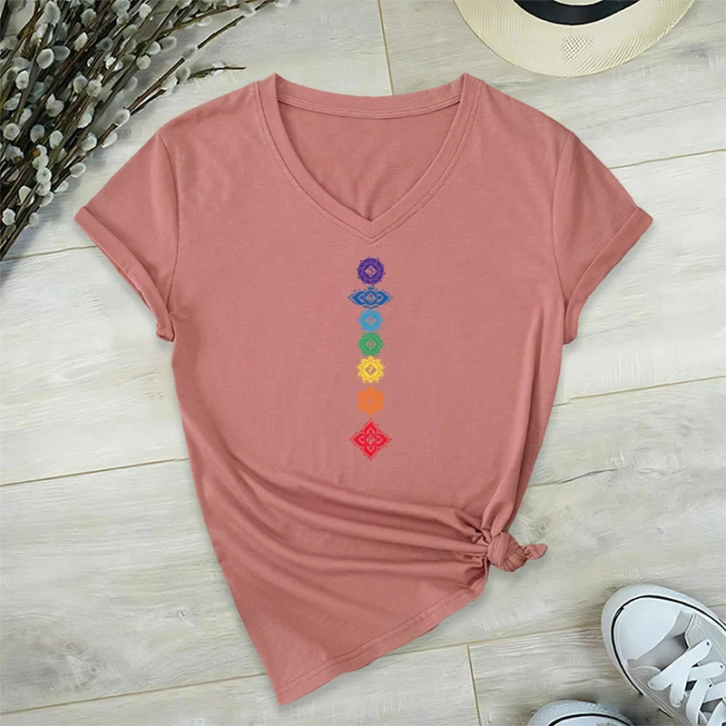 Olivenorma Vertikales Sieben-Chakra-Mandala-T-Shirt mit spiritueller Grafik, V-Ausschnitt, Damen
