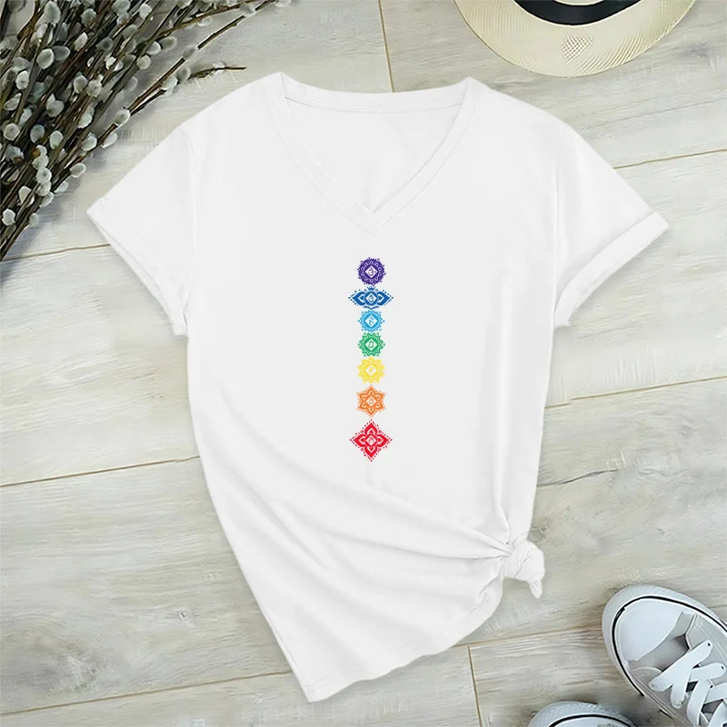 Olivenorma Vertikales Sieben-Chakra-Mandala-T-Shirt mit spiritueller Grafik, V-Ausschnitt, Damen