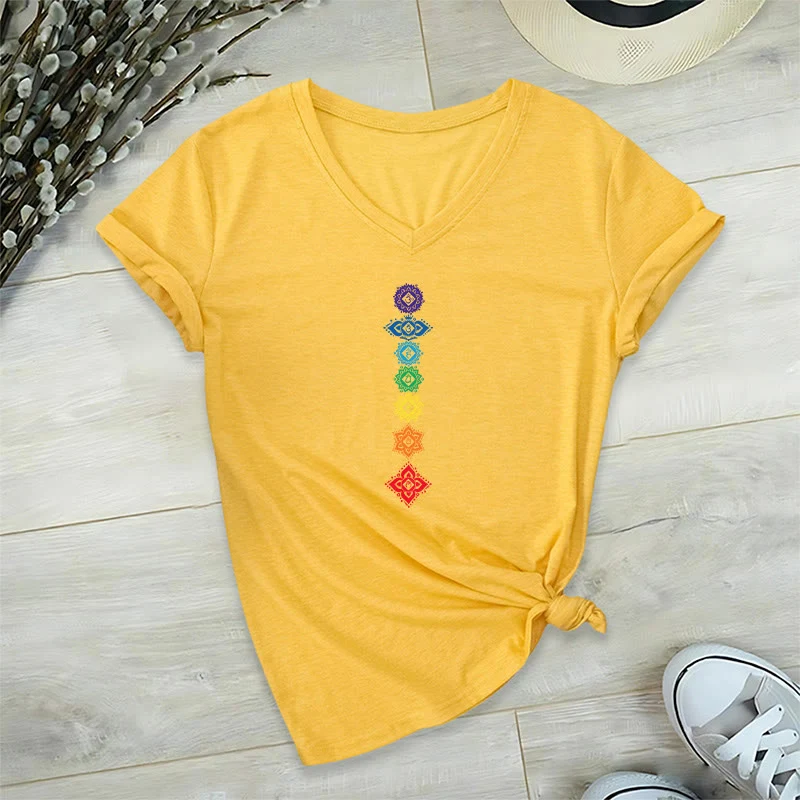 Olivenorma Vertikales Sieben-Chakra-Mandala-T-Shirt mit spiritueller Grafik, V-Ausschnitt, Damen