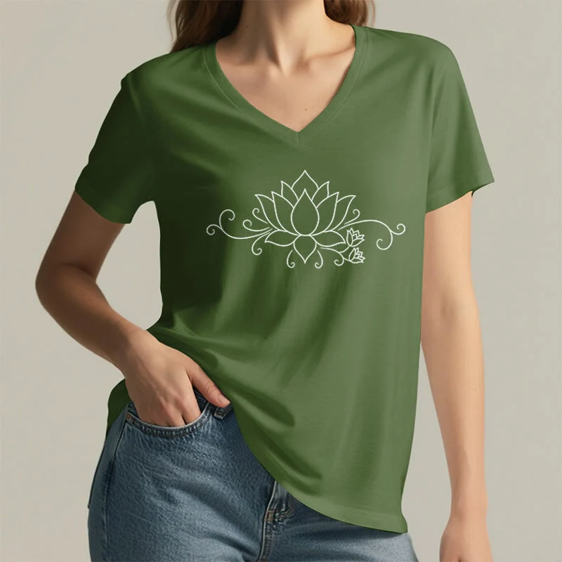 Olivenorma Damen-T-Shirt mit V-Ausschnitt, verziert mit verschnörkeltem Rankenmuster, weißen Linien und Lotusblüten im Boho-Stil