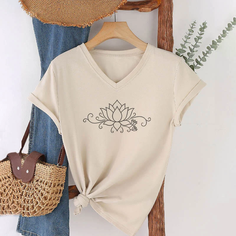 Olivenorma Damen-T-Shirt mit V-Ausschnitt, verziert mit verschnörkeltem Rankenmuster, weißen Linien und Lotusblüten im Boho-Stil