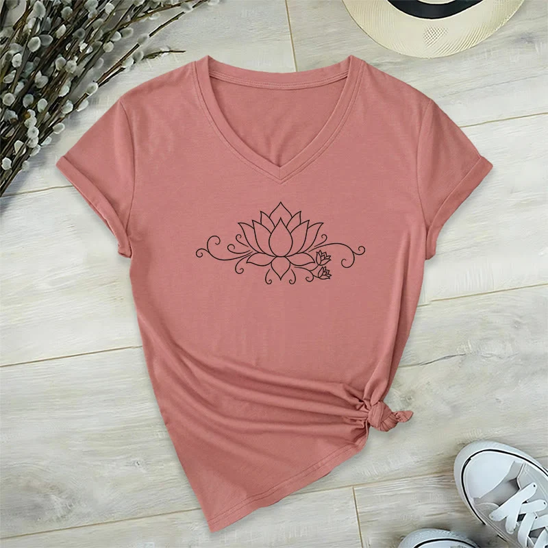Olivenorma Damen-T-Shirt mit V-Ausschnitt, verziert mit verschnörkeltem Rankenmuster, weißen Linien und Lotusblüten im Boho-Stil
