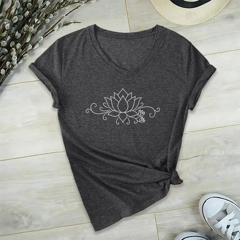 Olivenorma Damen-T-Shirt mit V-Ausschnitt, verziert mit verschnörkeltem Rankenmuster, weißen Linien und Lotusblüten im Boho-Stil