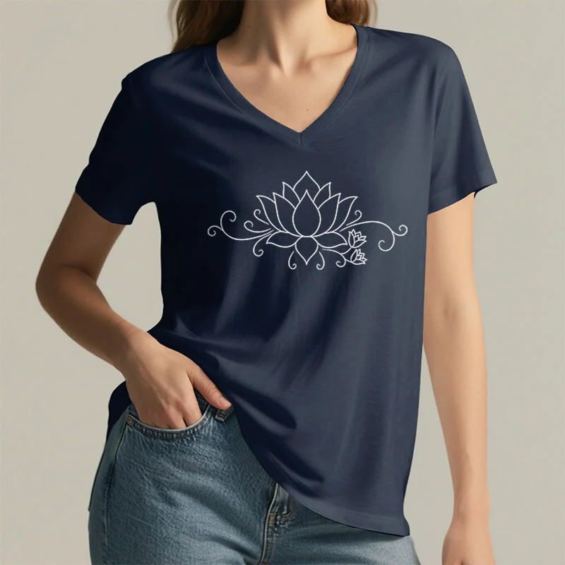 Olivenorma Damen-T-Shirt mit V-Ausschnitt, verziert mit verschnörkeltem Rankenmuster, weißen Linien und Lotusblüten im Boho-Stil