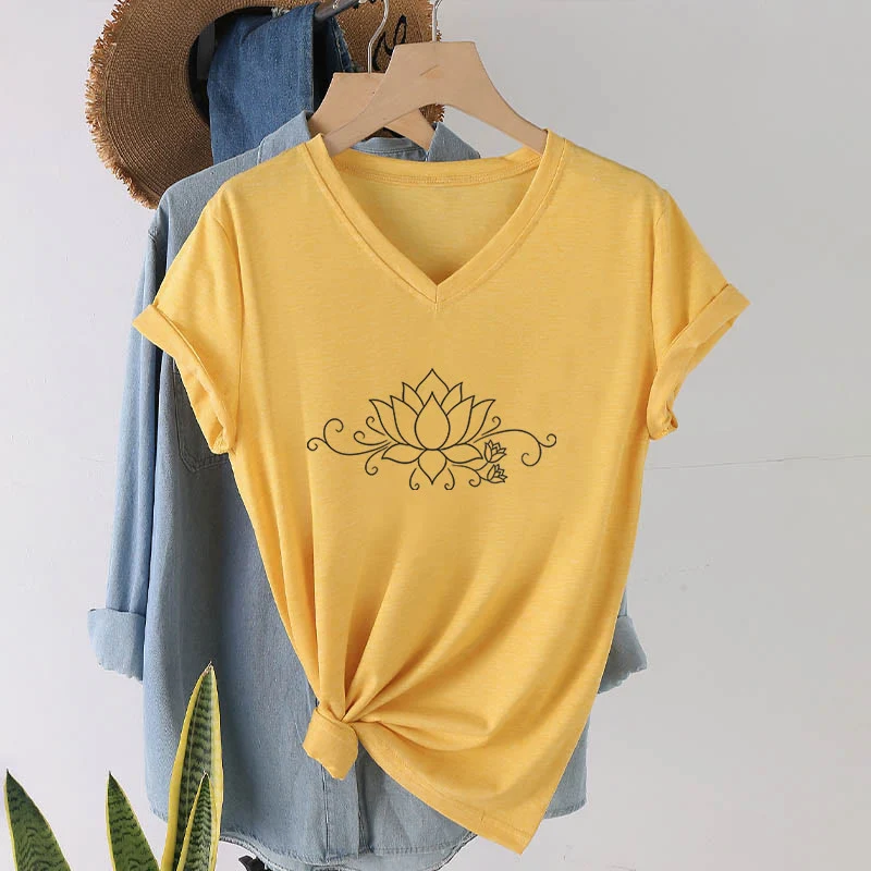 Olivenorma Damen-T-Shirt mit V-Ausschnitt, verziert mit verschnörkeltem Rankenmuster, weißen Linien und Lotusblüten im Boho-Stil