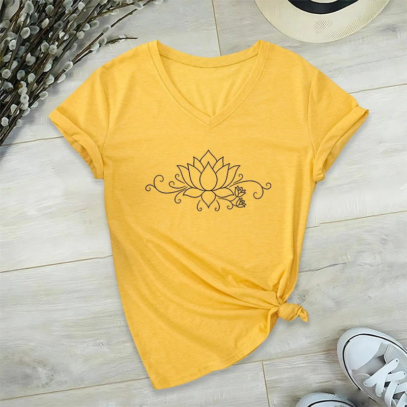 Olivenorma Damen-T-Shirt mit V-Ausschnitt, verziert mit verschnörkeltem Rankenmuster, weißen Linien und Lotusblüten im Boho-Stil