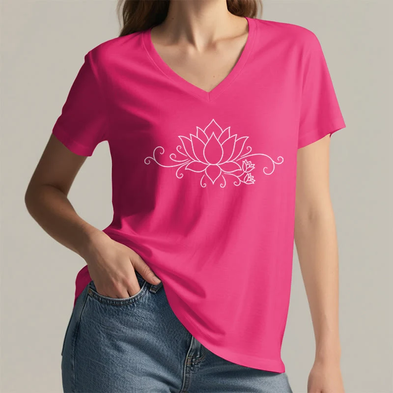 Olivenorma Damen-T-Shirt mit V-Ausschnitt, verziert mit verschnörkeltem Rankenmuster, weißen Linien und Lotusblüten im Boho-Stil