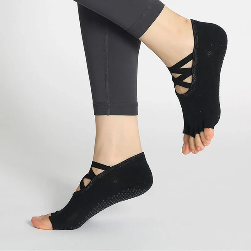 Olivenorma Yoga-Socken für Damen mit verbesserter Traktion, gekreuzten Riemen, offener Zehenpartie und rutschfester Oberfläche