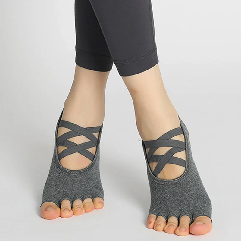 Olivenorma Yoga-Socken für Damen mit verbesserter Traktion, gekreuzten Riemen, offener Zehenpartie und rutschfester Oberfläche