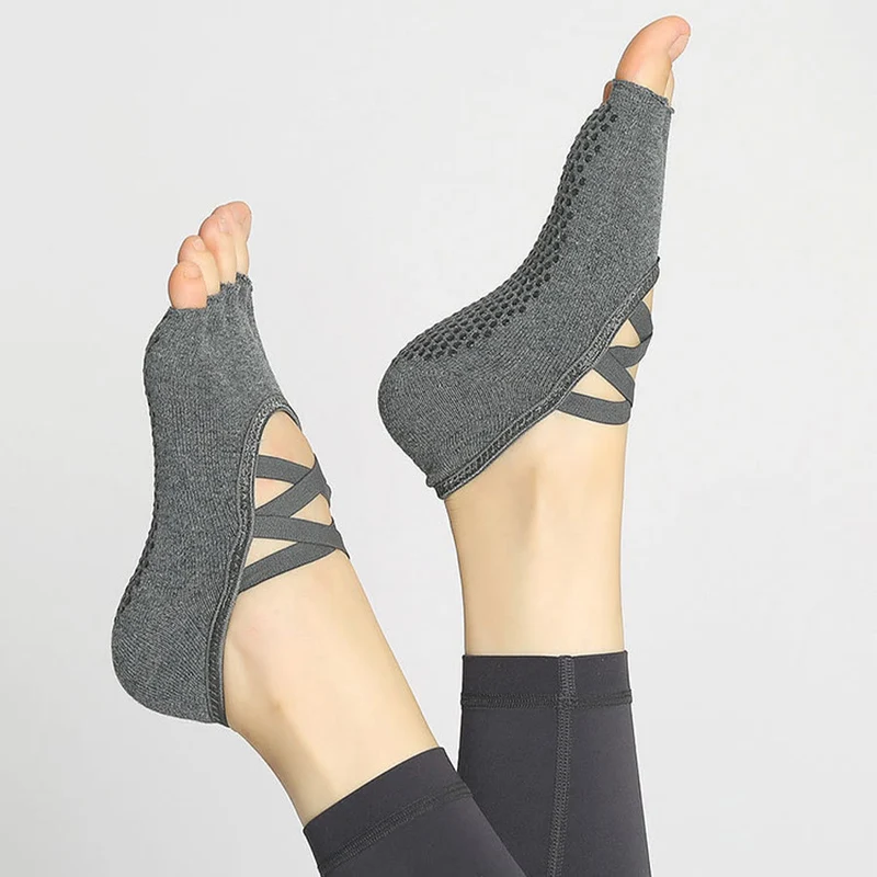 Olivenorma Yoga-Socken für Damen mit verbesserter Traktion, gekreuzten Riemen, offener Zehenpartie und rutschfester Oberfläche