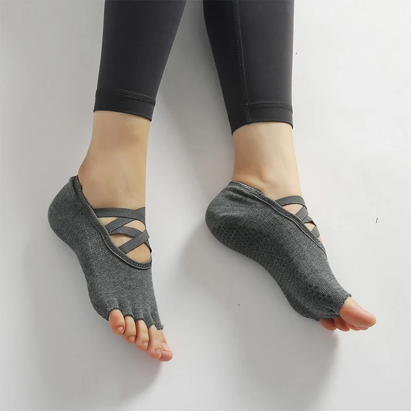 Olivenorma Yoga-Socken für Damen mit verbesserter Traktion, gekreuzten Riemen, offener Zehenpartie und rutschfester Oberfläche